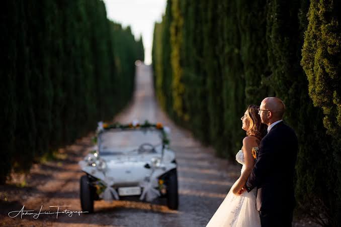 Sposi tra i cipressi con l'auto d'epoca · foto Andrea Lisi Fotografo