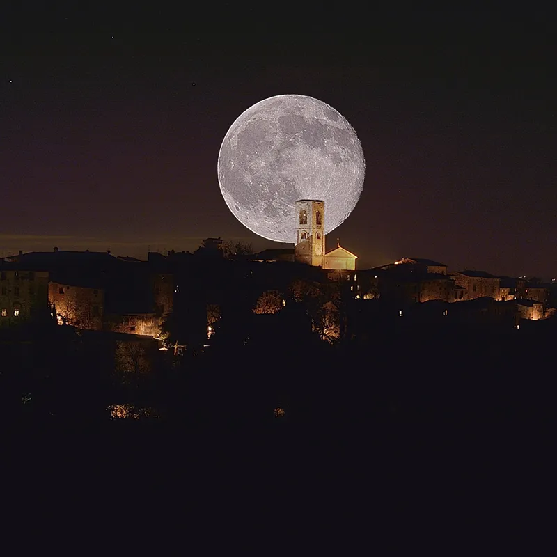 Luna piena sopra il campanile di Colle Alta