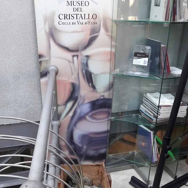 Bookshop del Museo del Cristallo con blocchi di cristallo grezzo